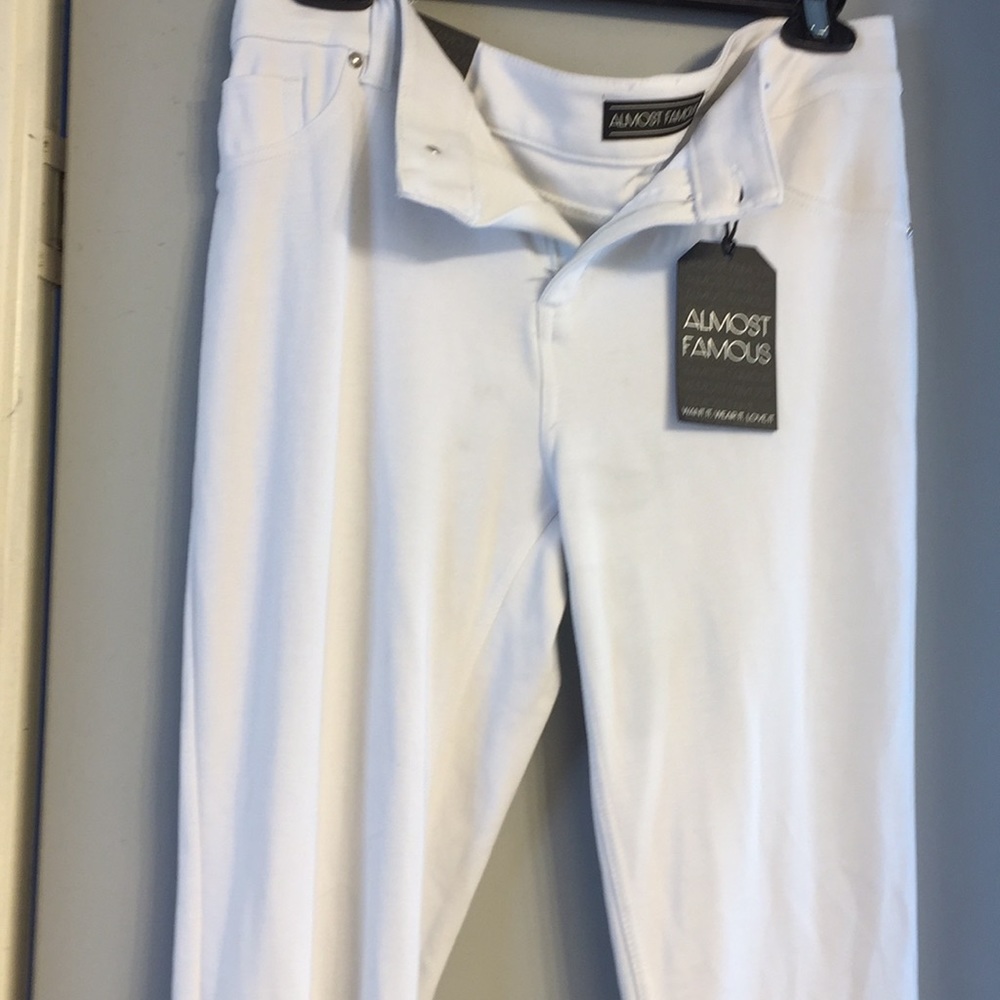 🌻White Almost Famous skinny jeans 🌻